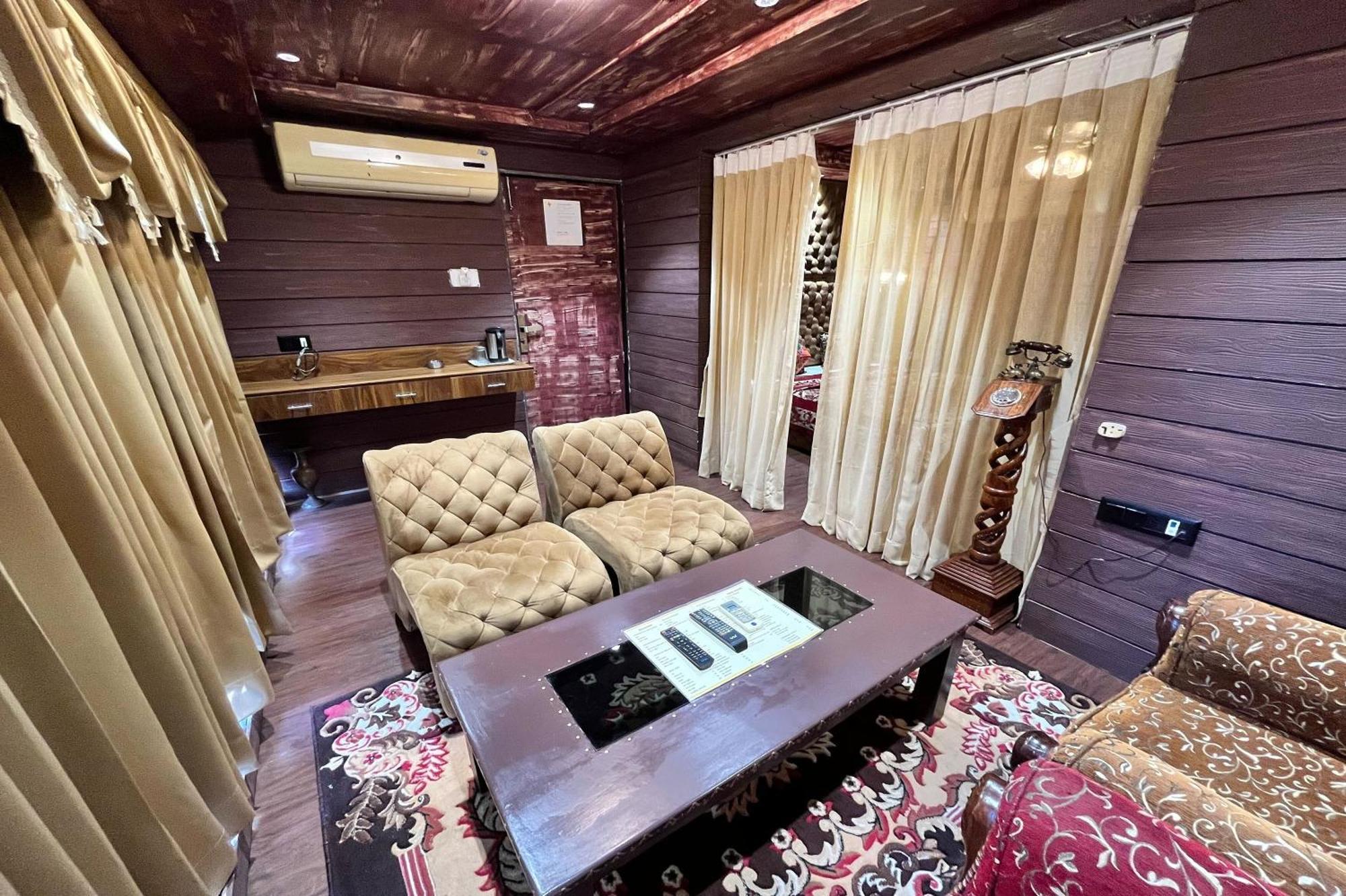 Hotel Shailly Inn Ahmadabad Zewnętrze zdjęcie
